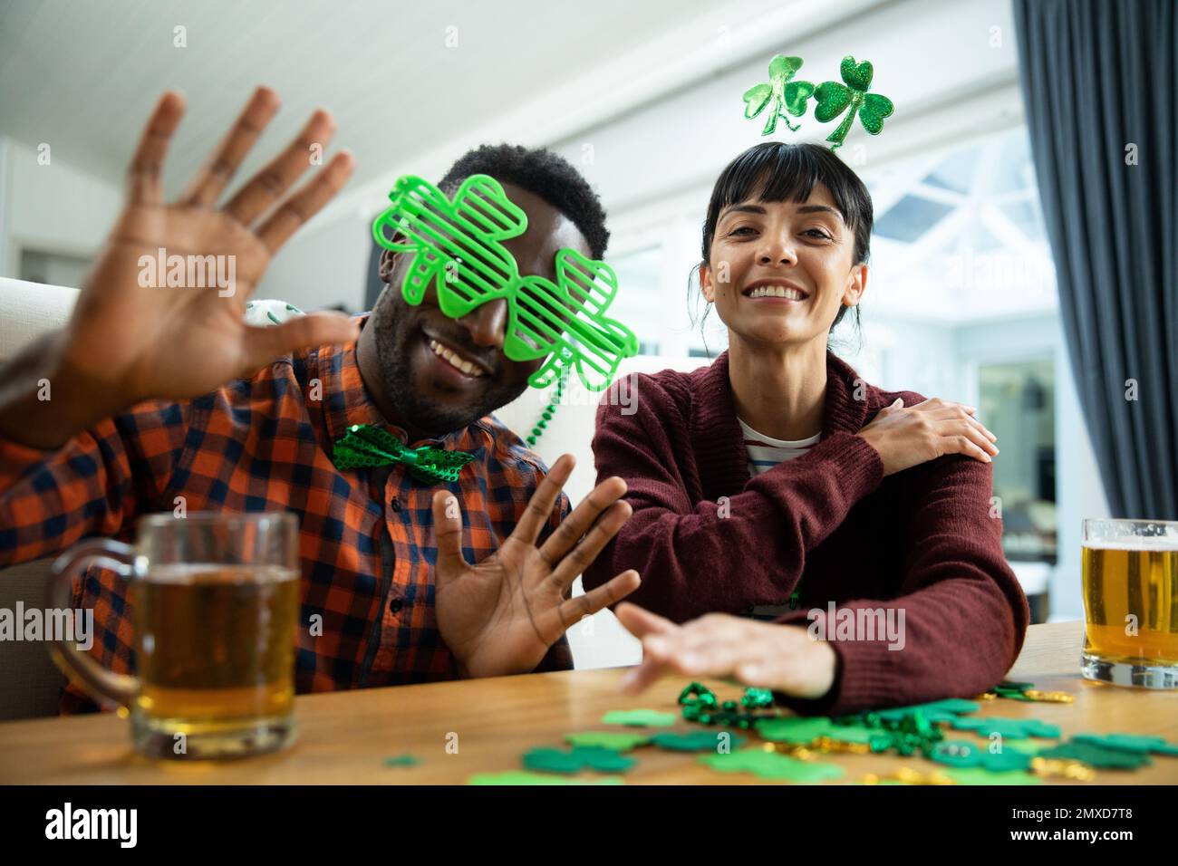 Portrait d'amis multiraciaux heureux avec des lunettes de fantaisie shamrock et un bandeau le jour de St patrick Banque D'Images