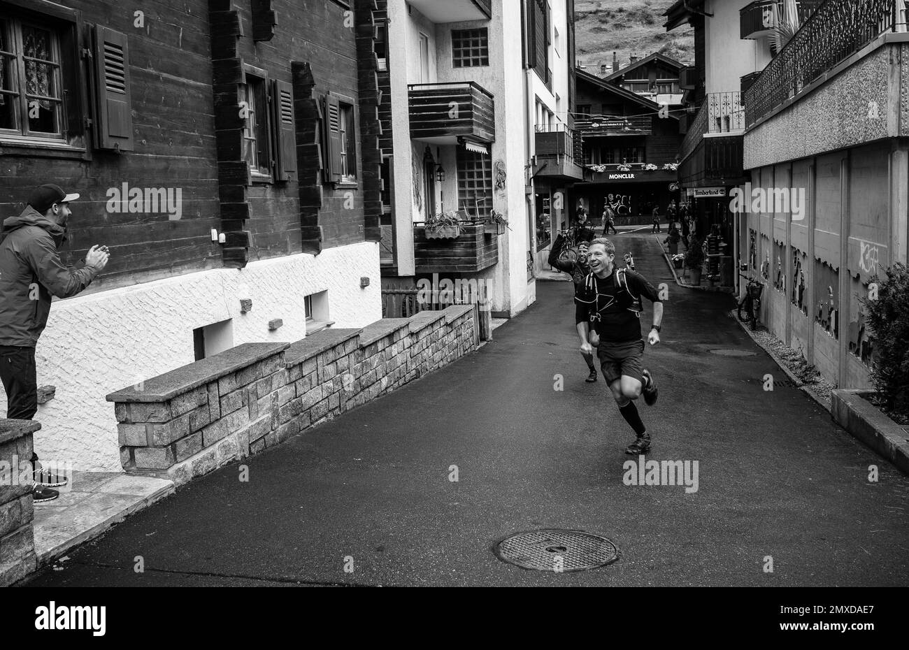 Un cliché en niveaux de gris de deux coureurs qui terminent la course Ultraks Extreme à Zermatt, en Suisse Banque D'Images