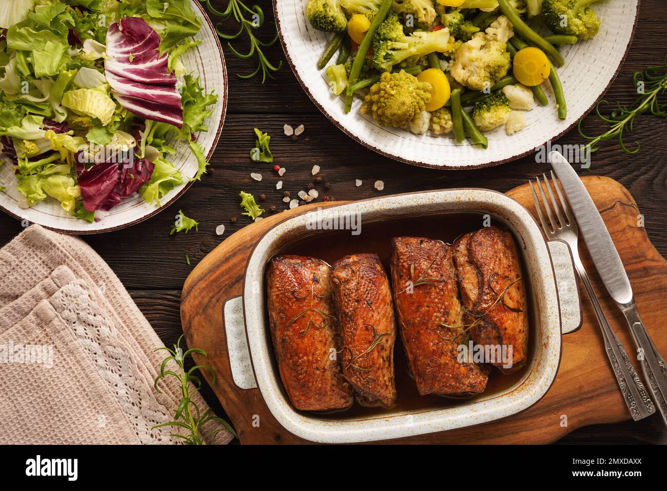 Poitrines de canard grillées servies avec des légumes et de la salade - plat de Keto. Banque D'Images