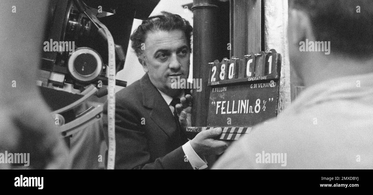 Federico Fellini (1920-1993) sur l'ensemble de 8½. Musée : COLLECTION PRIVÉE. Auteur: ANONYME. Banque D'Images
