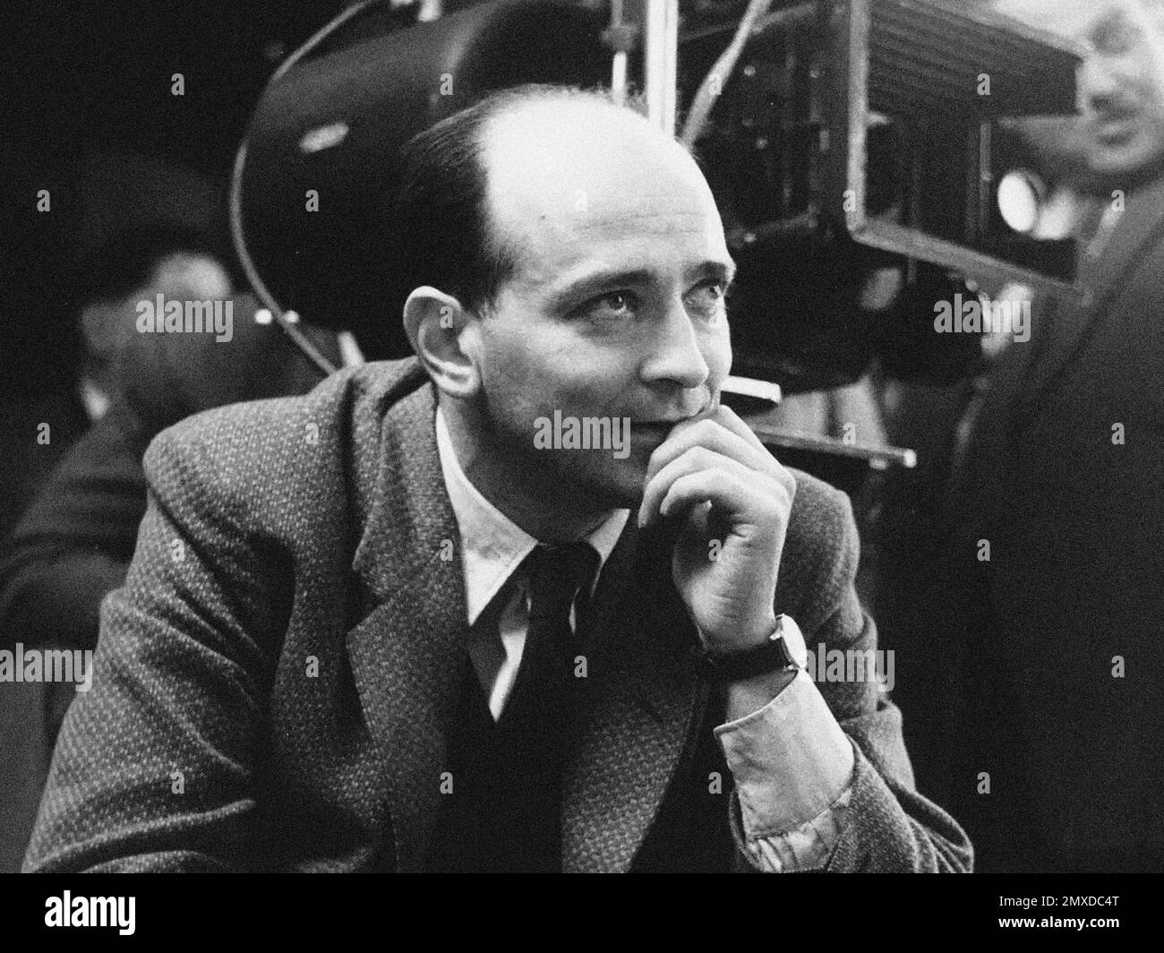 Karel Reisz (1926-2002) sur le set de "nuit de samedi et dimanche matin". Musée : COLLECTION PRIVÉE. Auteur: ANONYME. Banque D'Images