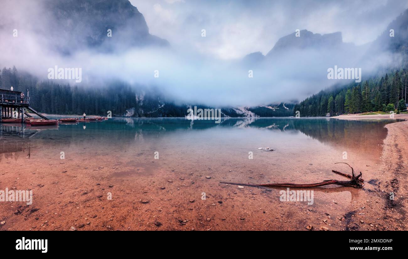 Vue d'automne brumeuse sur le lac Braies. Magnifique scène matinale des Alpes Dolomiti, parc naturel Fanes-Sennes-Prags, Italie, Europe. Beauté de la nature concept de retour Banque D'Images