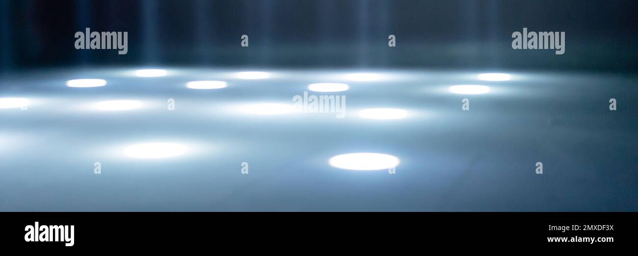 rayons de lumière flous sur l'étage de la discothèque. projecteurs au néon bleu blanc. lignes laser et effet d'éclairage. scène vide de nuit en studio avec néon r Banque D'Images