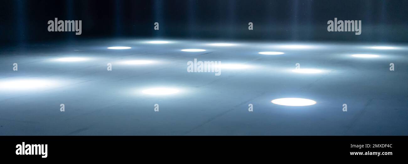 rayons de lumière flous sur l'étage de la discothèque. projecteurs au néon bleu blanc. lignes laser et effet d'éclairage. scène vide de nuit en studio avec néon r Banque D'Images