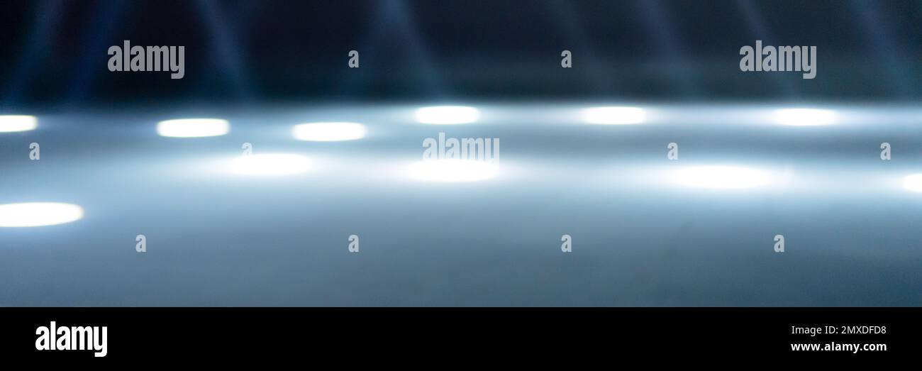rayons de lumière flous sur l'étage de la discothèque. projecteurs au néon bleu blanc. lignes laser et effet d'éclairage. scène vide de nuit en studio avec néon r Banque D'Images