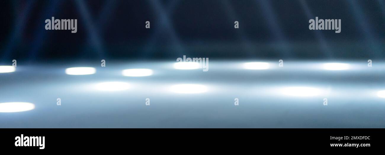 rayons de lumière flous sur l'étage de la discothèque. projecteurs au néon bleu blanc. lignes laser et effet d'éclairage. scène vide de nuit en studio avec néon r Banque D'Images