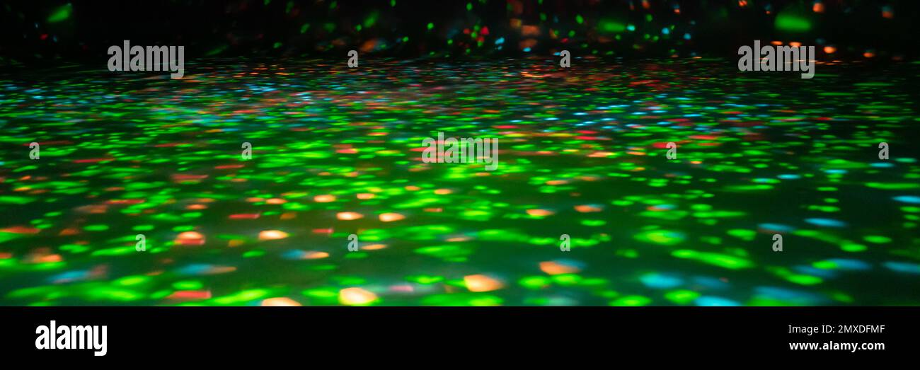 rayons de lumière flous sur l'étage de la discothèque. projecteur au néon rouge vert bleu. lignes laser et effet d'éclairage. scène vide de nuit en studio avec ne Banque D'Images