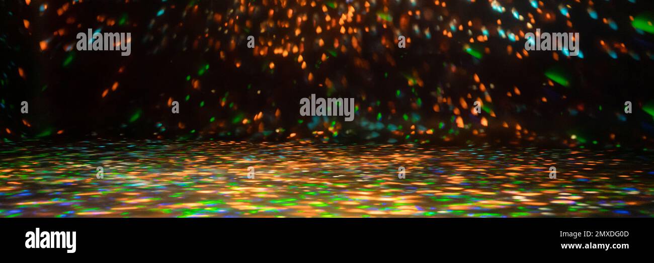 rayons de lumière flous sur le sol de la discothèque. projecteur au néon bleu vert orange. lignes laser et effet d'éclairage. scène vide de nuit en studio avec néo Banque D'Images