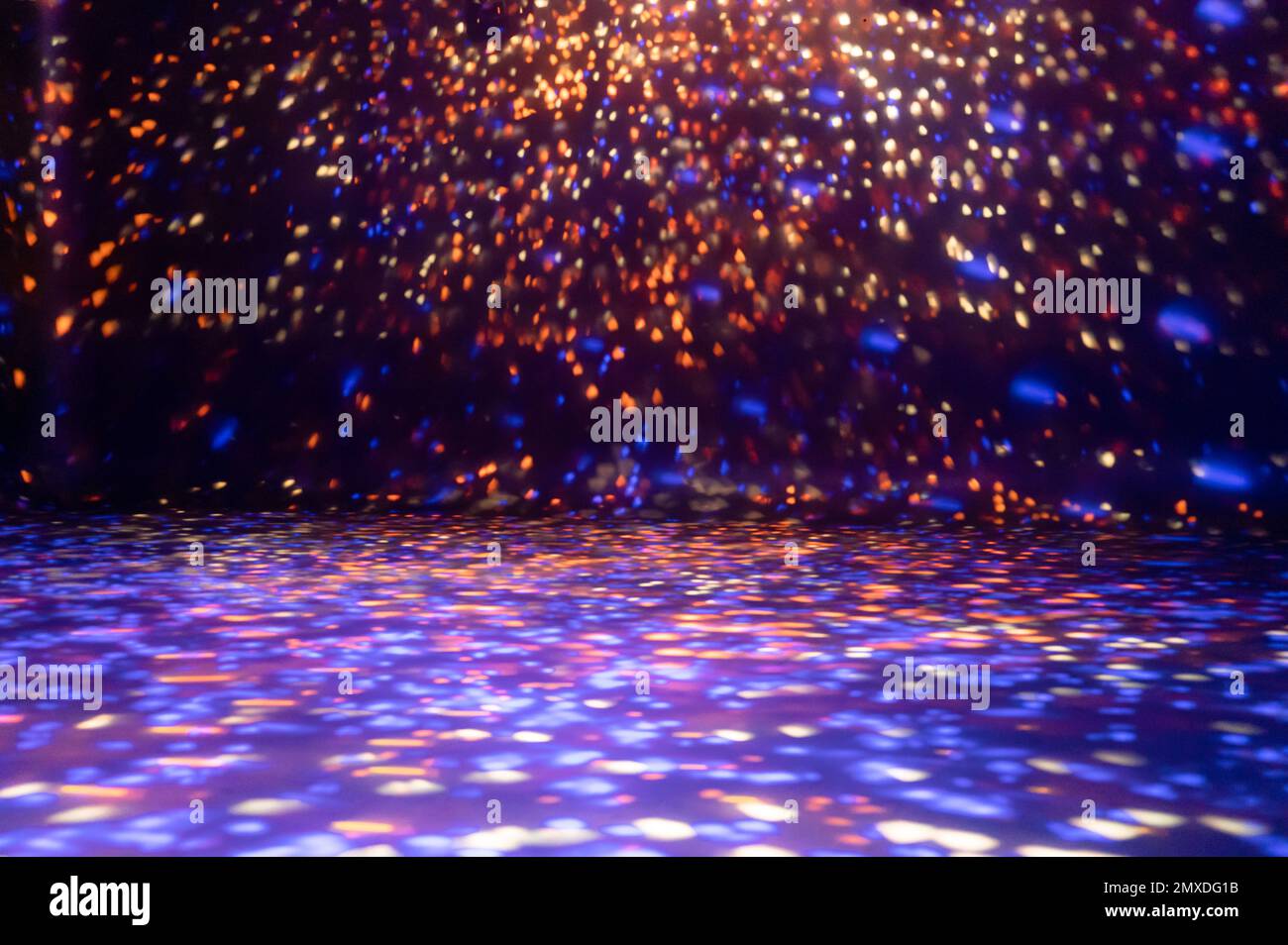 rayons de lumière flous sur le sol de la discothèque. projecteurs au néon bleu violet orange. lignes laser et effet d'éclairage. scène vide de nuit en studio avec ne Banque D'Images