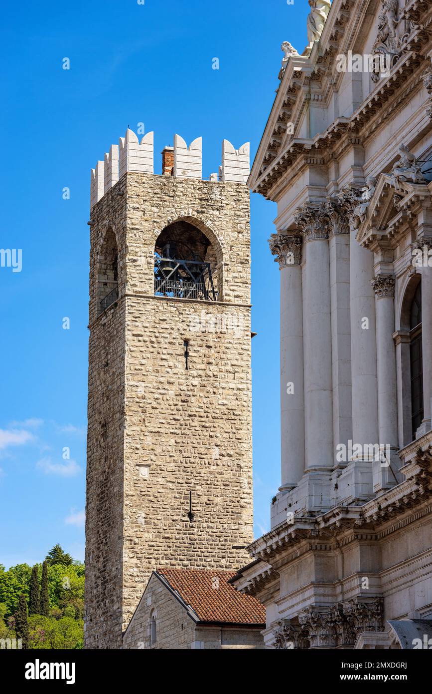 Brescia. Tour médiévale du Palais de Broletto, XIIe-XXI siècle, et cathédrale de Santa Maria Assunta également appelée Duomo nuovo. Lombardie, Italie, Europe Banque D'Images