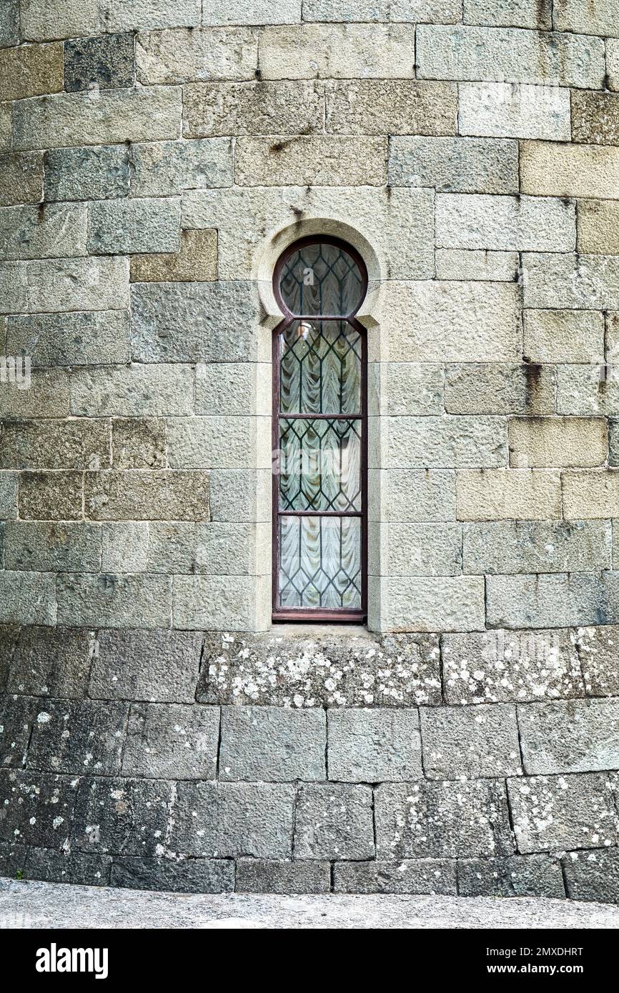 La vieille fenêtre médiévale entourée d'un mur de pierre dans le château attire l'attention des touristes. Extérieur historique éclairé par la lumière du soleil Banque D'Images