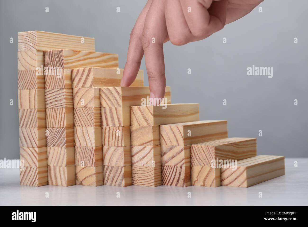 Femme imitant monter sur des escaliers en bois avec ses doigts, gros plan. Échelle de carrière Banque D'Images