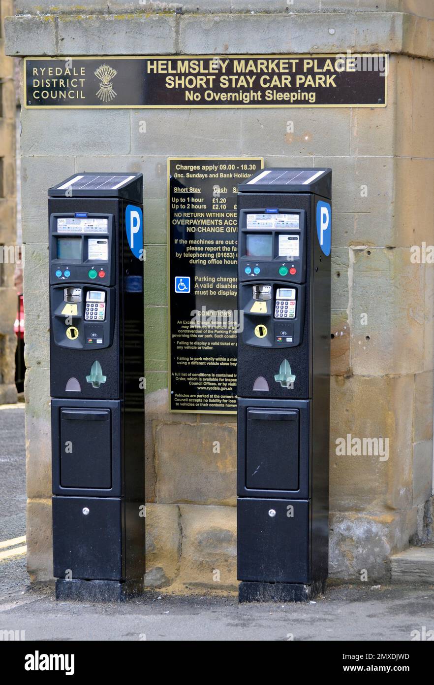 machines de stationnement marché helmsley court séjour parking helmseley yourkshire angleterre Banque D'Images