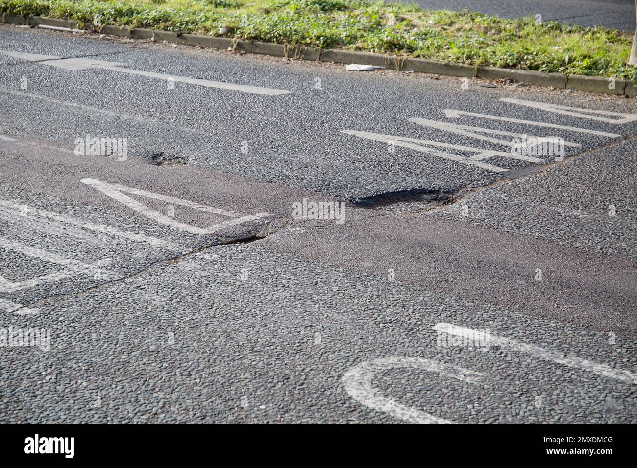 Pot Holes Pothole in Road A414 Church Langley Roundabout Harlow Essex Banque D'Images