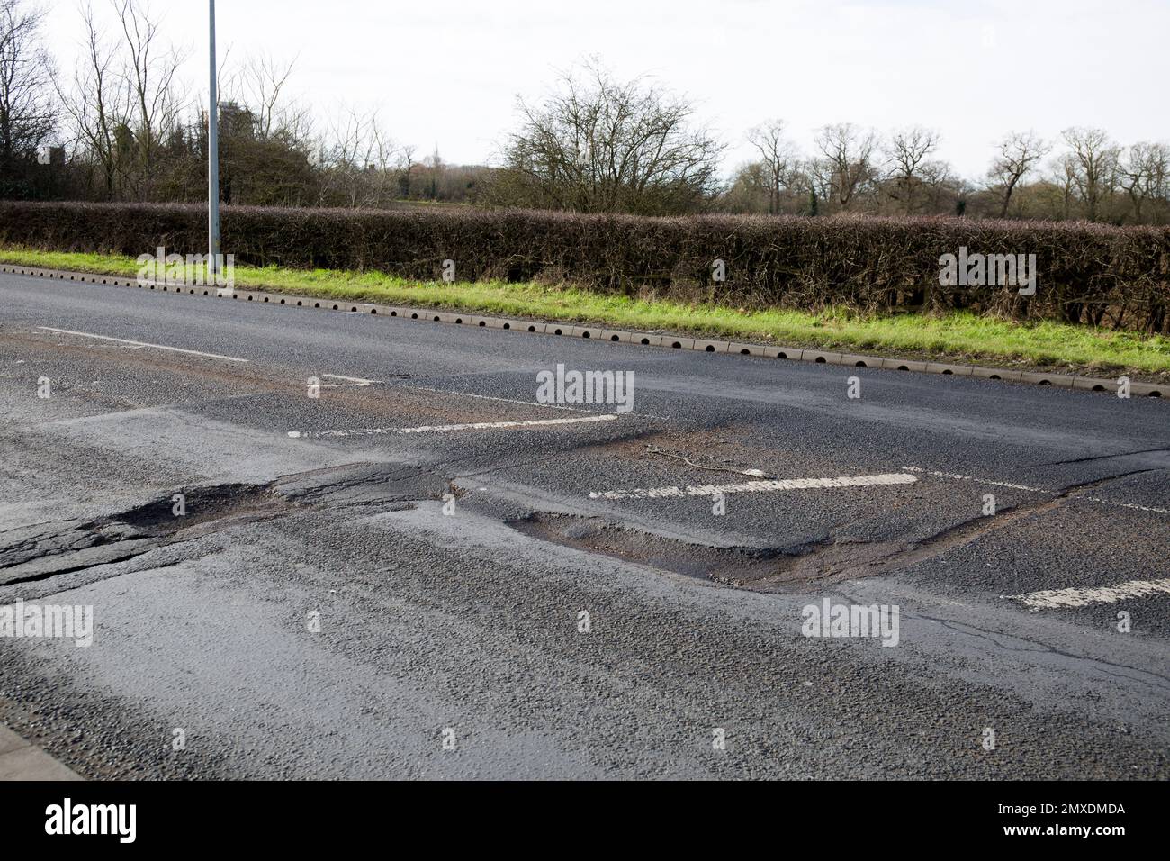 Pot Holes Pothole in Road A414 Church Langley Roundabout Harlow Essex Banque D'Images