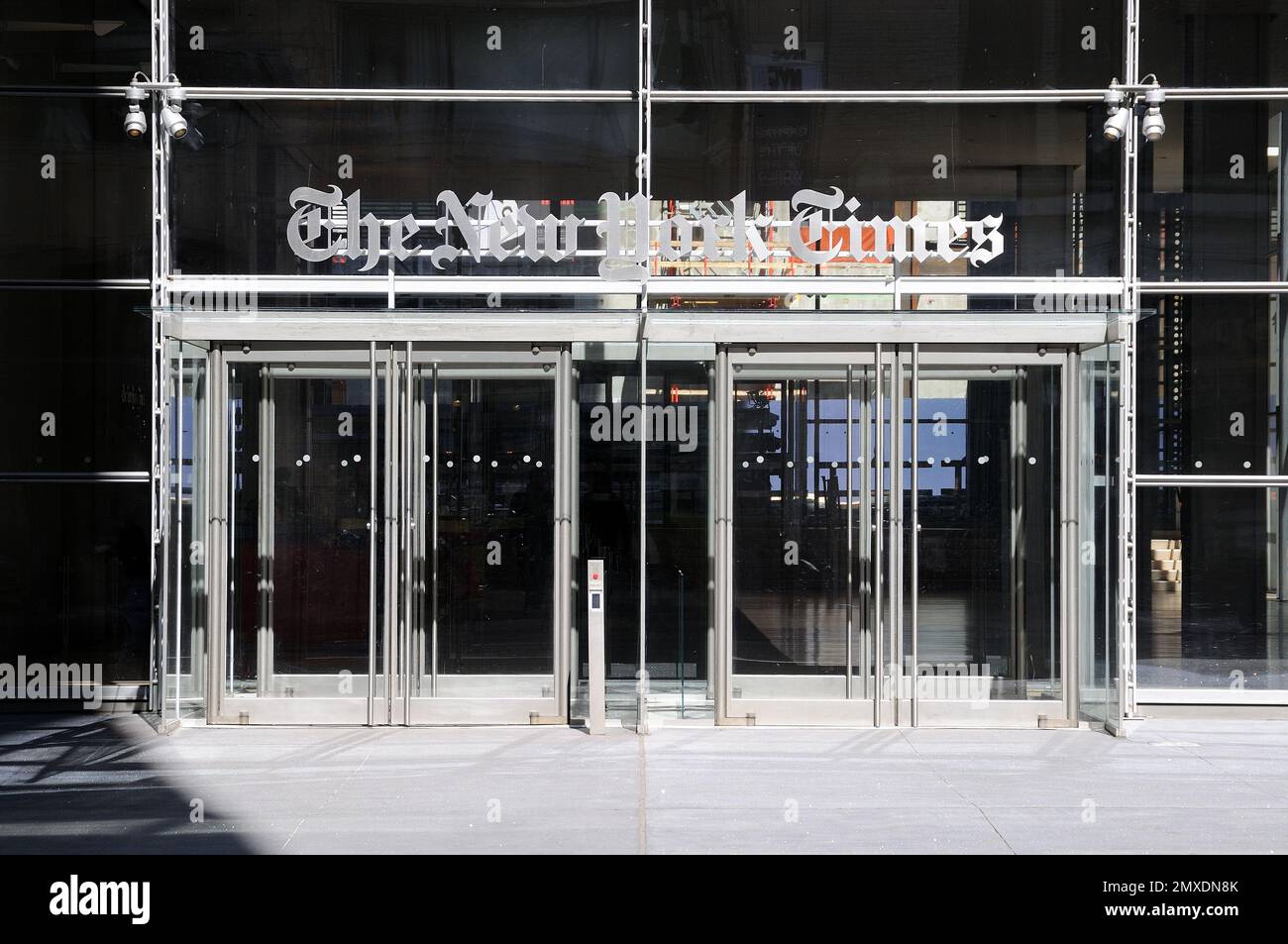 New York Times Tower conçu par Renzo Piano, avec des taxis jaunes et une rue animée de Manhattan, mettant en valeur l'architecture emblématique Banque D'Images