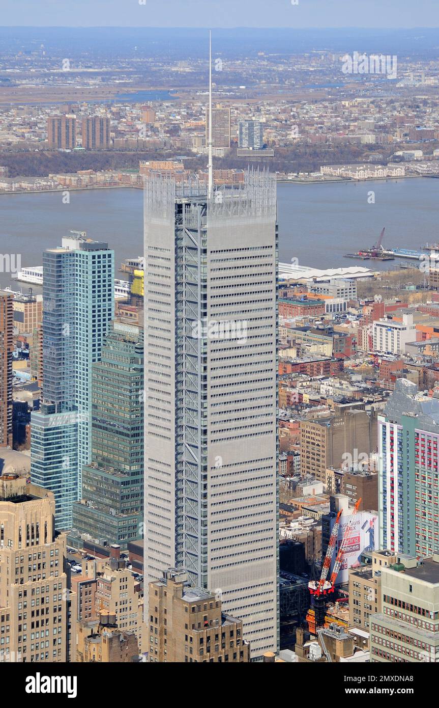 New York Times Tower conçu par Renzo Piano, avec des taxis jaunes et une rue animée de Manhattan, mettant en valeur l'architecture emblématique Banque D'Images