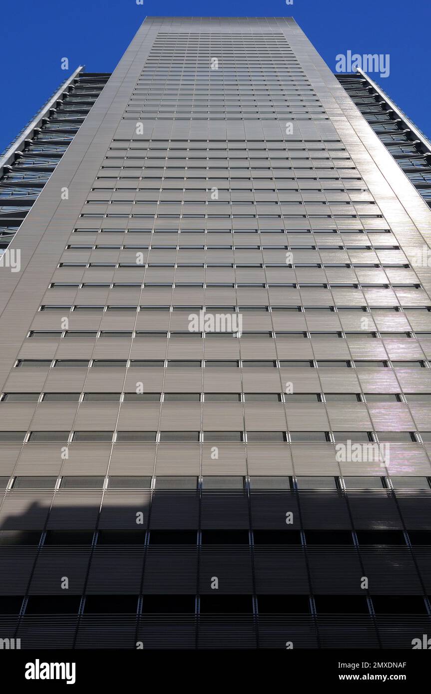 New York Times Tower conçu par Renzo Piano, avec des taxis jaunes et une rue animée de Manhattan, mettant en valeur l'architecture emblématique Banque D'Images