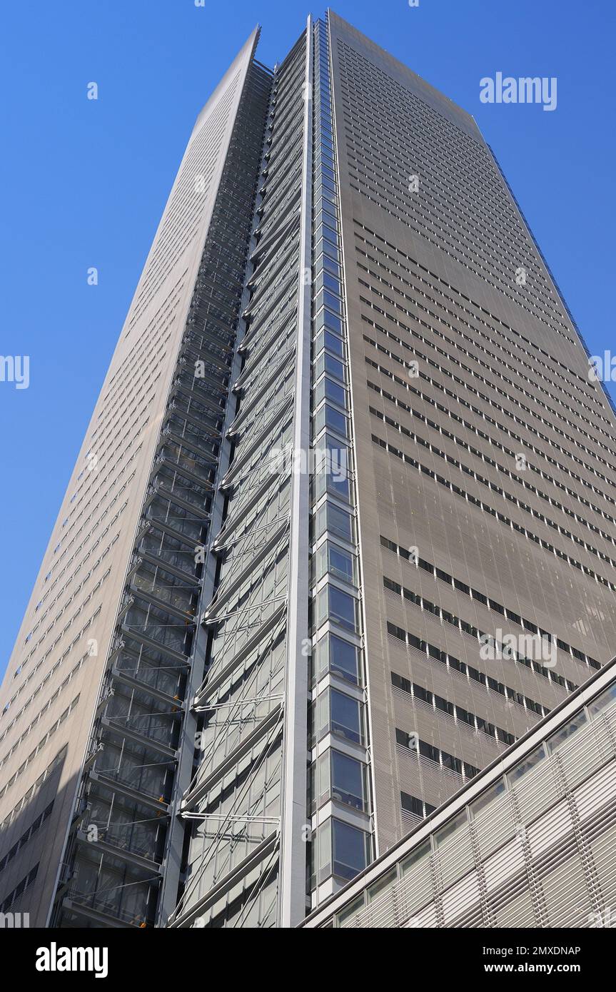 New York Times Tower conçu par Renzo Piano, avec des taxis jaunes et une rue animée de Manhattan, mettant en valeur l'architecture emblématique Banque D'Images
