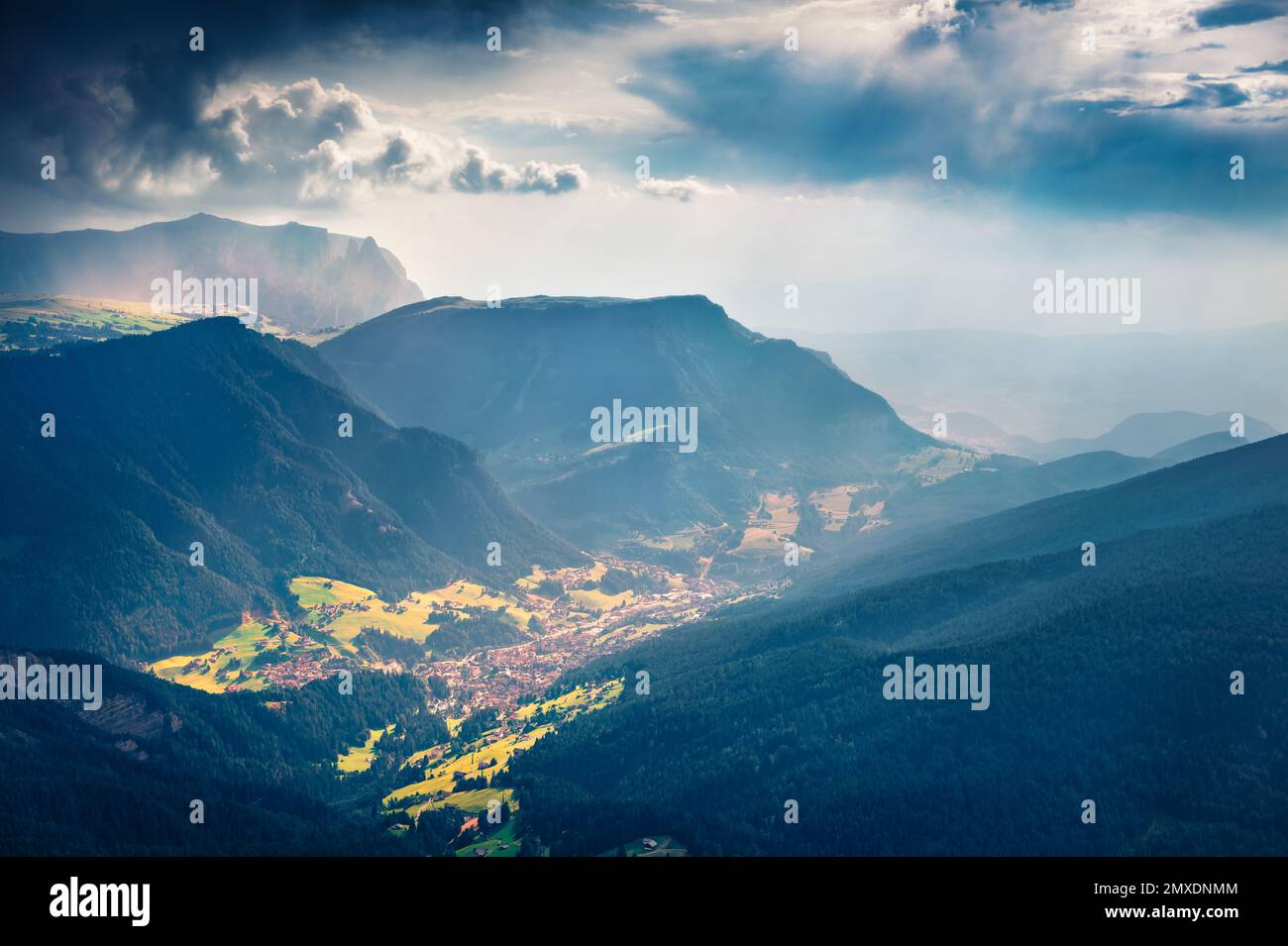 Photographie aérienne de paysage. Une vue fantastique le matin sur le village de Santa Cristina Valgardena. Scène estivale spectaculaire du parc national de Puez Odle, Dolomite Banque D'Images