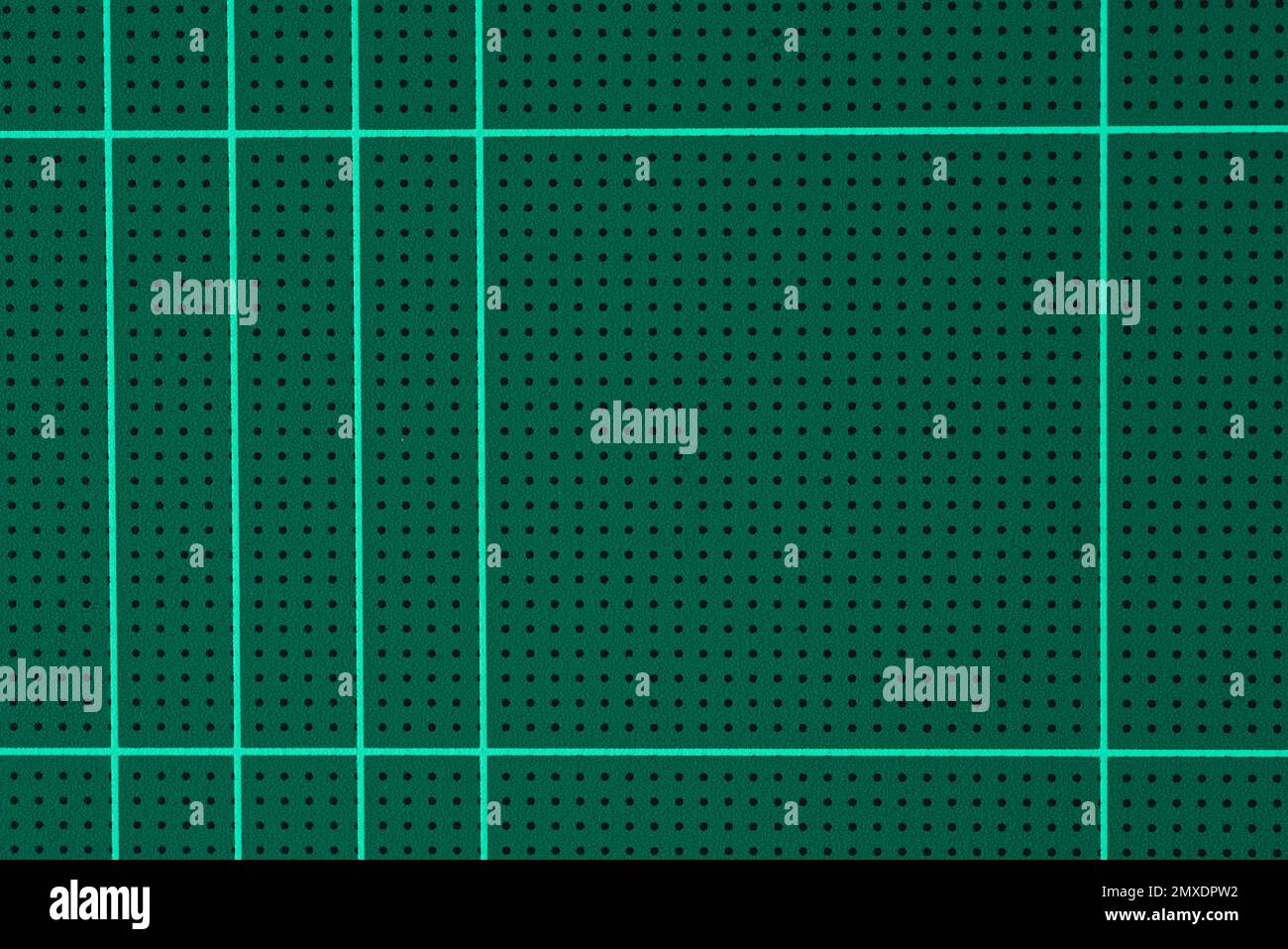 feuille de tapis de coupe en caoutchouc vert avec ligne de guidage de grille échelle forme carrée arrière-plan.idée pour outils papier, école ou équipement de studio d'artisanat graphique dos Banque D'Images