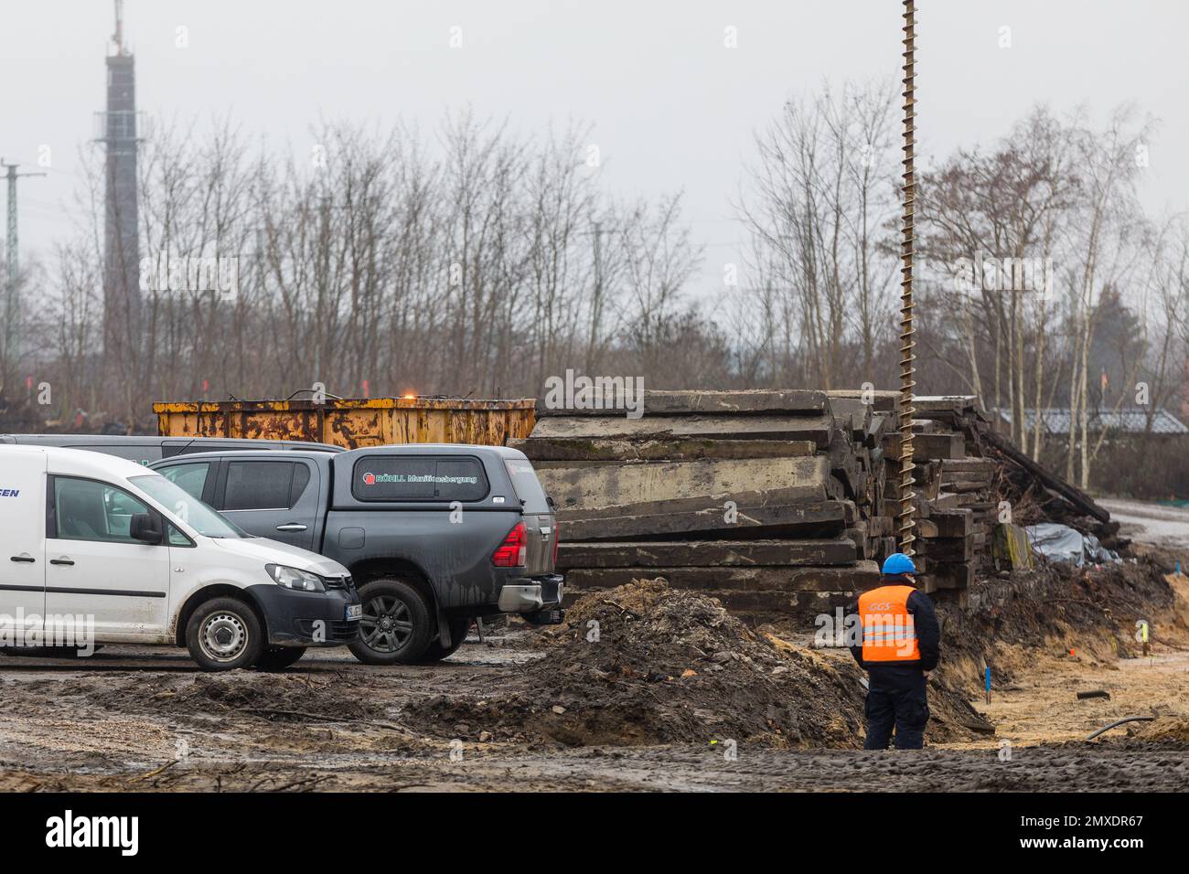 03 février 2023, Brandebourg, Cottbus: Des travaux de terrassement ont lieu sur le site de la Deutsche Bahn à Cottbus. Les forages d'essai pour l'ordnance explosive sont effectués par une société spéciale. Une bombe de fabrication russe de la Seconde Guerre mondiale pesant environ 100 kilogrammes a été trouvée à 1000 mètres. Au cours de la détonation ou du défoulement prévu pour 7 février, une zone d'exclusion d'une circonférence d'environ 1000 mètres sera mise en place, ce qui touchera environ 3800 personnes et elles devront quitter leurs foyers. Dans cette zone d'exclusion se trouvent la gare principale de Cottbus, la construction résidentielle et commerciale Banque D'Images