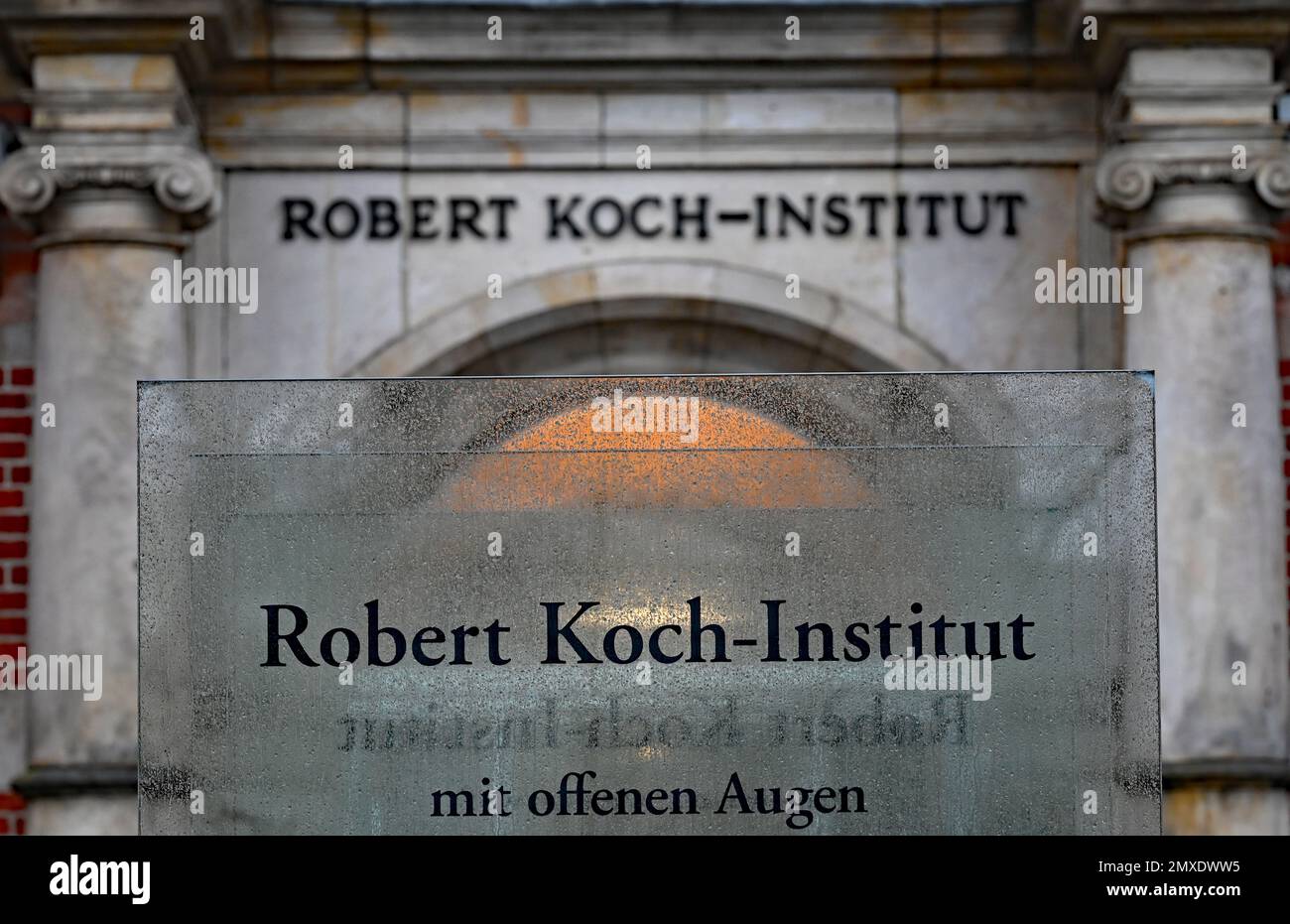 Berlin, Allemagne. 03rd févr. 2023. L'entrée de l'Institut Robert Koch (RKI). Le RKI a abaissé le risque de corona de élevé à modéré. Credit: Philipp Znidar/dpa/Alamy Live News Banque D'Images