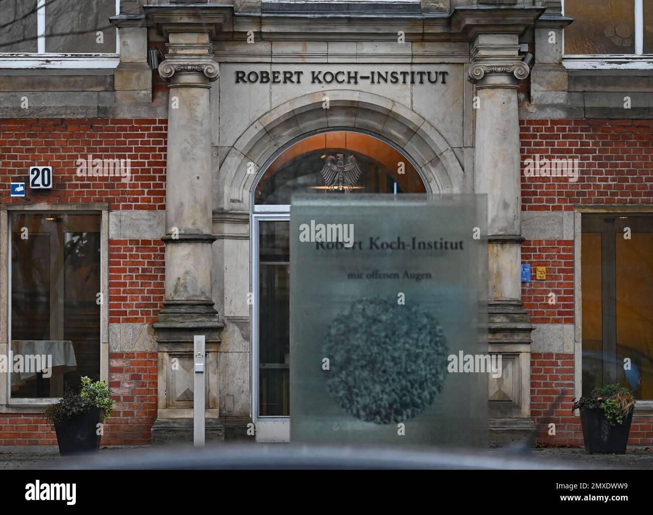 Berlin, Allemagne. 03rd févr. 2023. L'entrée de l'Institut Robert Koch (RKI). Le RKI a abaissé le risque de corona de élevé à modéré. Credit: Philipp Znidar/dpa/Alamy Live News Banque D'Images