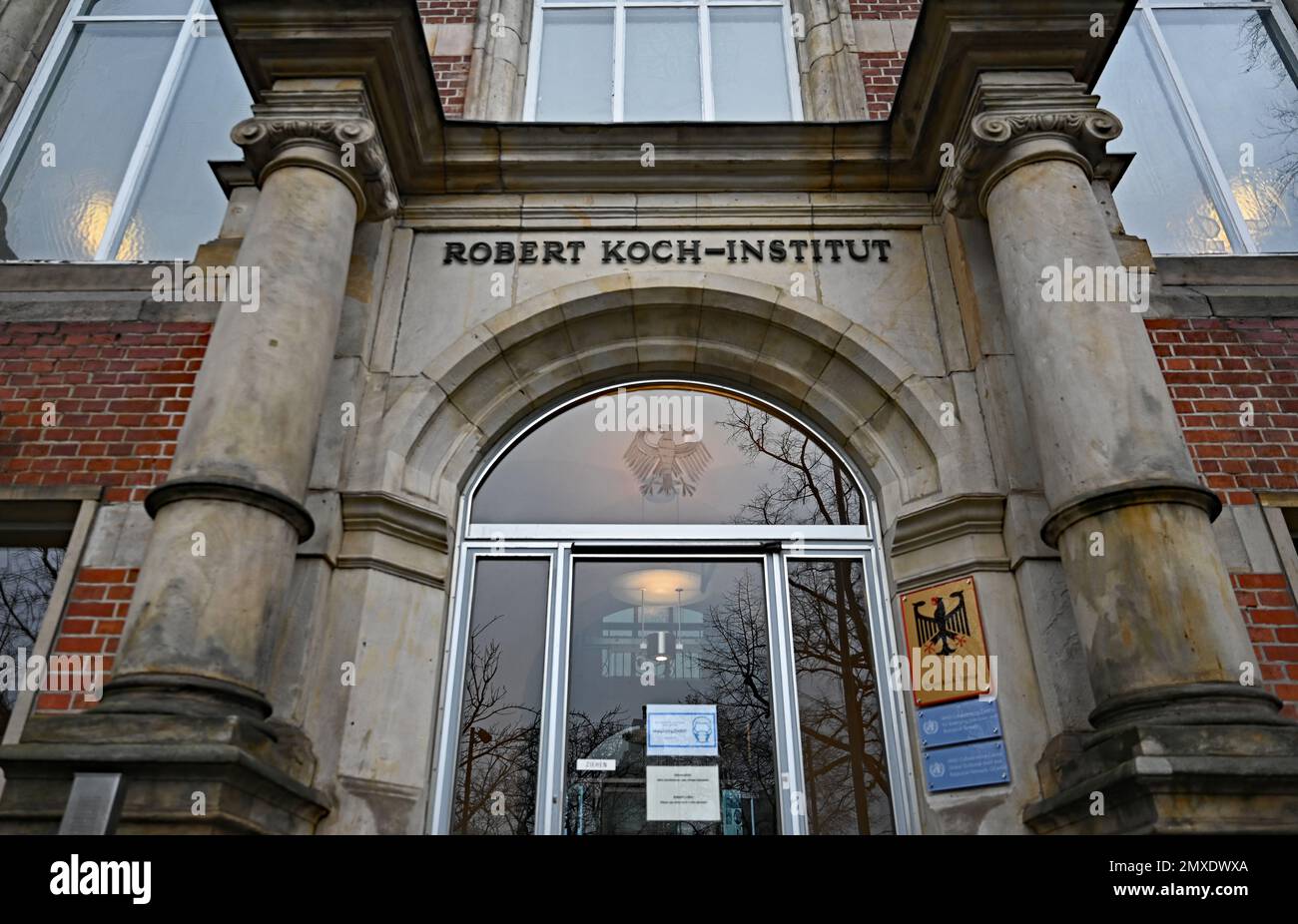 Berlin, Allemagne. 03rd févr. 2023. L'entrée de l'Institut Robert Koch (RKI). Le RKI a abaissé le risque de corona de élevé à modéré. Credit: Philipp Znidar/dpa/Alamy Live News Banque D'Images