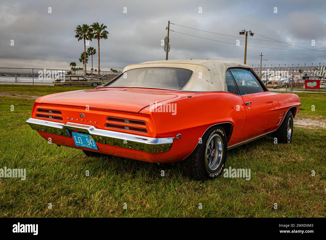Daytona Beach, FL - 26 novembre 2022 : vue arrière d'angle haute perspective d'un cabriolet Firebird 1969 de Pontiac lors d'un salon de voiture local. Banque D'Images