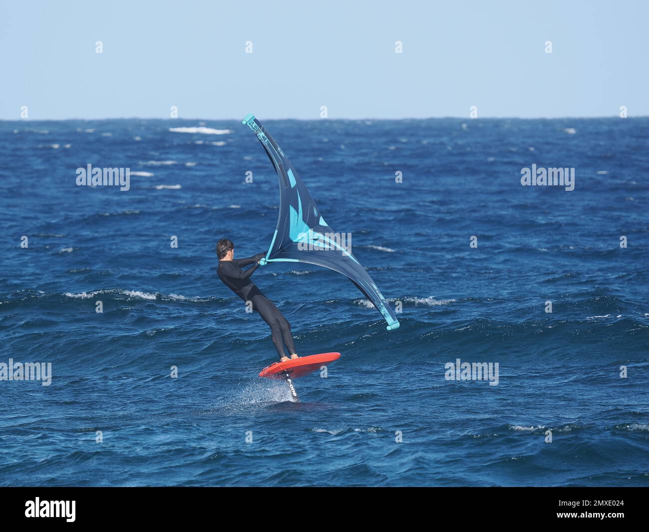 L'un des sports nautiques les plus récents est le surf en feuille d'aile, pour lequel la baie de Costa Teguise est souvent parfaite avec une aile forte et des vagues nécessaires ! Banque D'Images