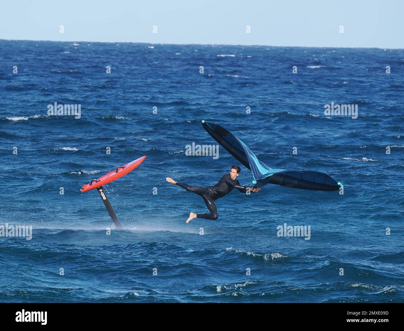 L'un des sports nautiques les plus récents est le surf en feuille d'aile, pour lequel la baie de Costa Teguise est souvent parfaite avec une aile forte et des vagues nécessaires ! Banque D'Images