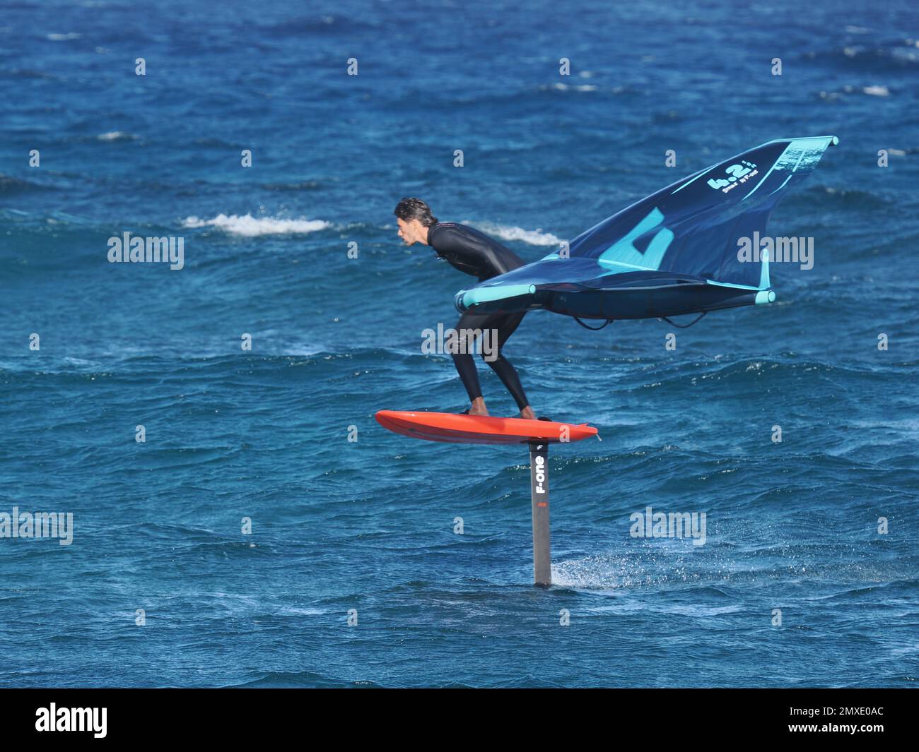 L'un des sports nautiques les plus récents est le surf en feuille d'aile, pour lequel la baie de Costa Teguise est souvent parfaite avec une aile forte et des vagues nécessaires ! Banque D'Images