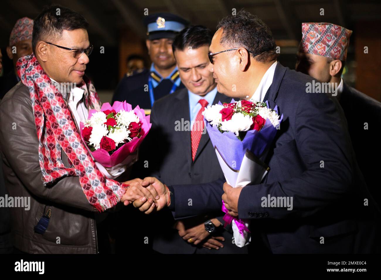 Le février 2,2023 à Katmandou Népal. Le ministre malaisien des Affaires intérieures, 'Seifuddin Nasution Ismail', est accueilli par les autorités népalaises à son arrivée à l'aéroport international de Tribhuvan (TIA). Il arrive au Népal pour une visite officielle de trois jours, alors que Saifuddin va rencontrer le ministre du travail, de l'emploi et de la sécurité sociale 'Dol Prasad Aryal' pendant sa visite. (Photo de Abhishek Maharajan/Sipa USA) Banque D'Images