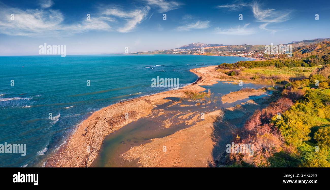 Photographie aérienne de paysage. Vue imprenable sur la ville de Sciacca, province d'Agrigento, côte sud-ouest de la Sicile, Italie, Europe. Magnifique morni Banque D'Images