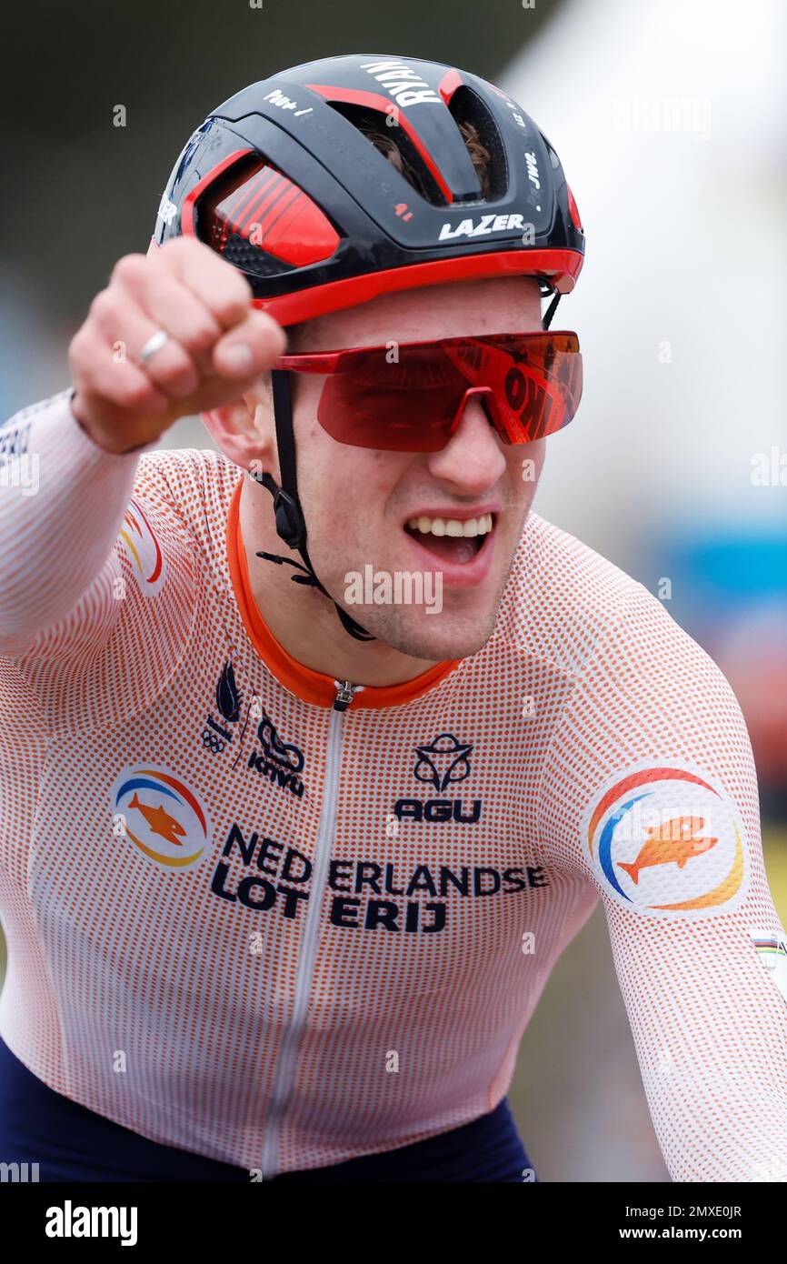 HOOGERHEIDE - Ryan Kamp célèbre la victoire au nom de Team Netherlands lors de la partie relais d'équipe des Championnats du monde de Cyclocross. ANP BAS CZERWINSKI Banque D'Images