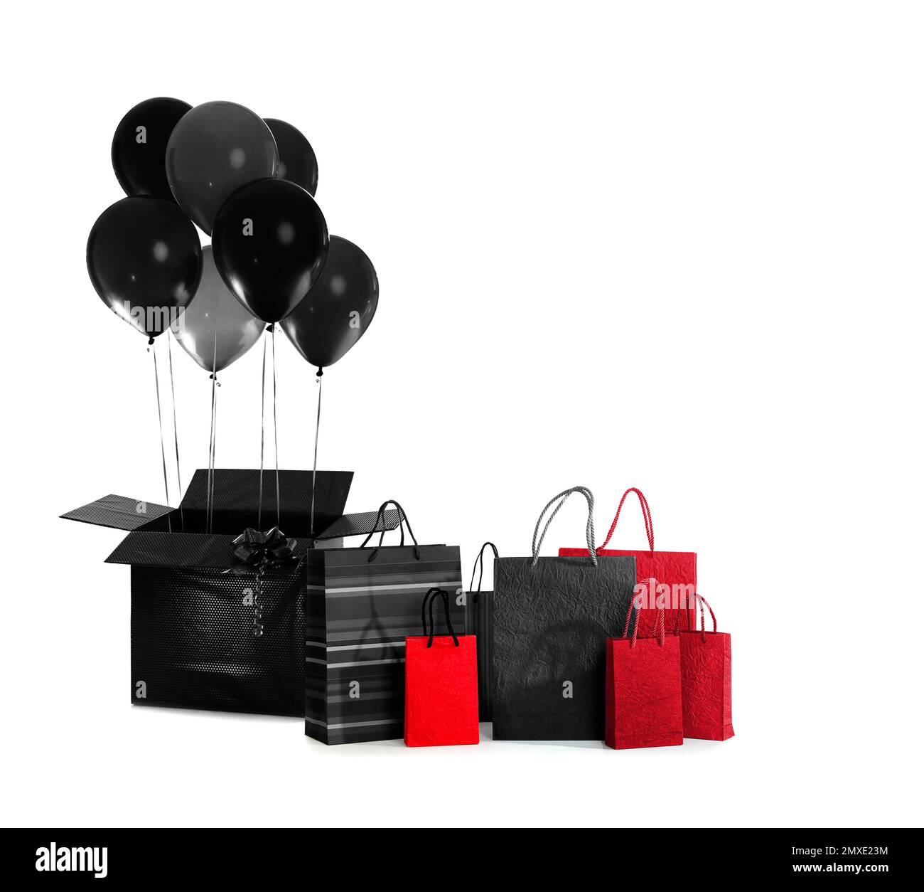 Concept du Vendredi fou. Un tas de ballons et de sacs d'achats sur fond blanc Banque D'Images