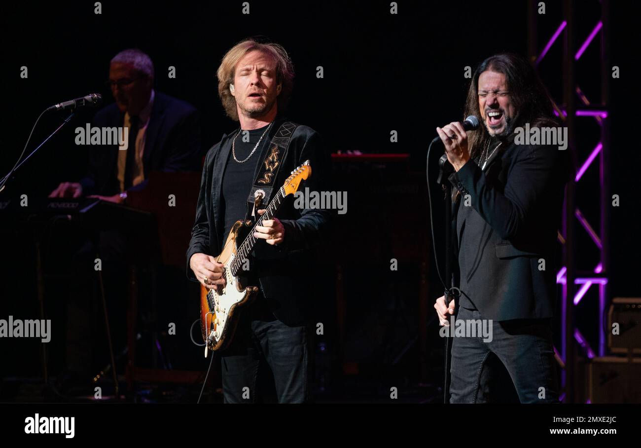 Fort Lauderdale, Floride, États-Unis. 02nd févr. 2023. Kenny Wayne Shepherd et Noah Hunt exécuter pendant les ennuis est… Visite anniversaire 25th au Broward Centre for the Performing Arts sur 2 février 2023 à fort Lauderdale, Floride. Crédit : Mpi140/Media Punch/Alamy Live News Banque D'Images