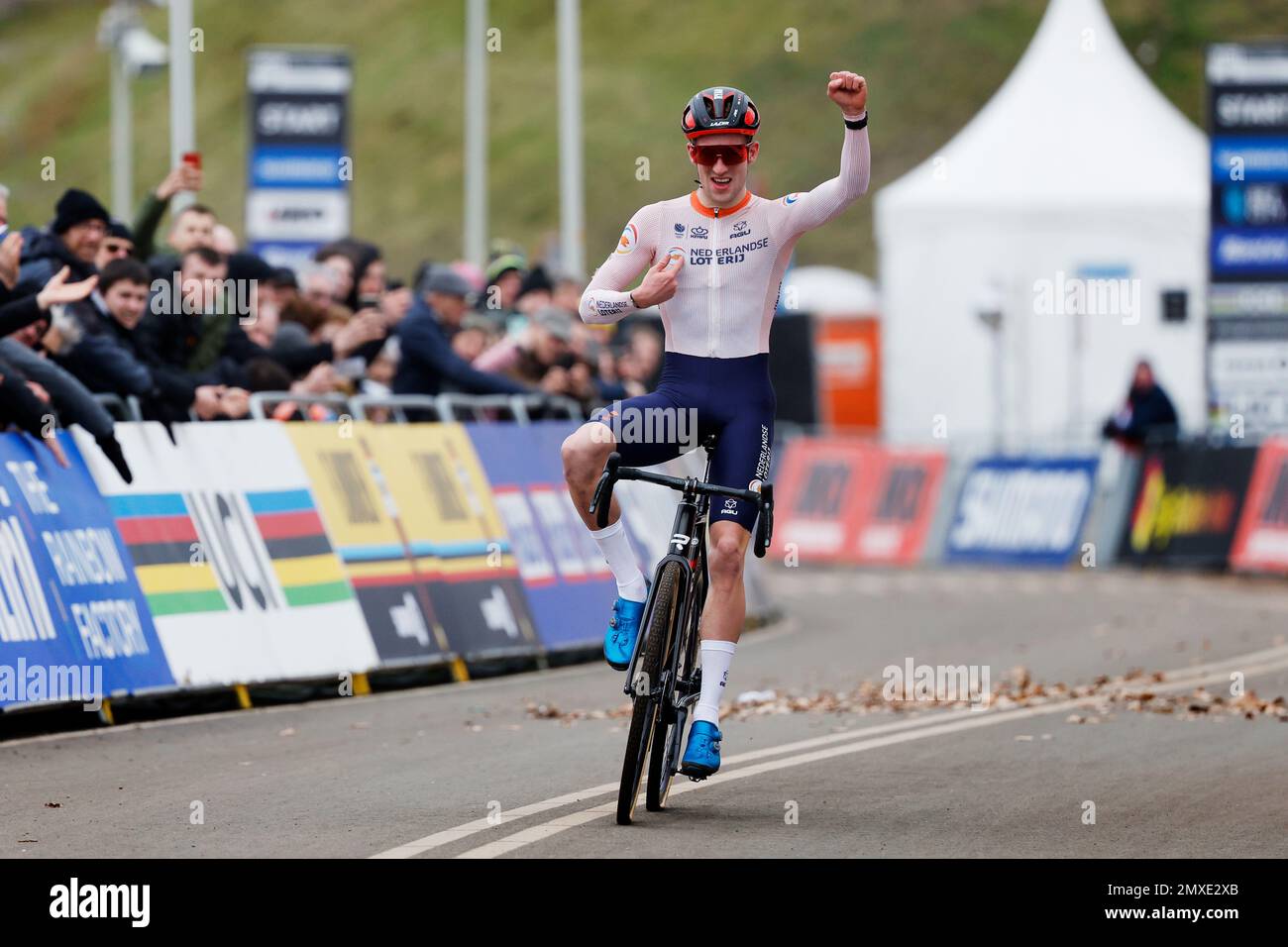 HOOGERHEIDE - Ryan Kamp célèbre la victoire au nom de Team Netherlands lors de la partie relais d'équipe des Championnats du monde de Cyclocross. ANP BAS CZERWINSKI Banque D'Images