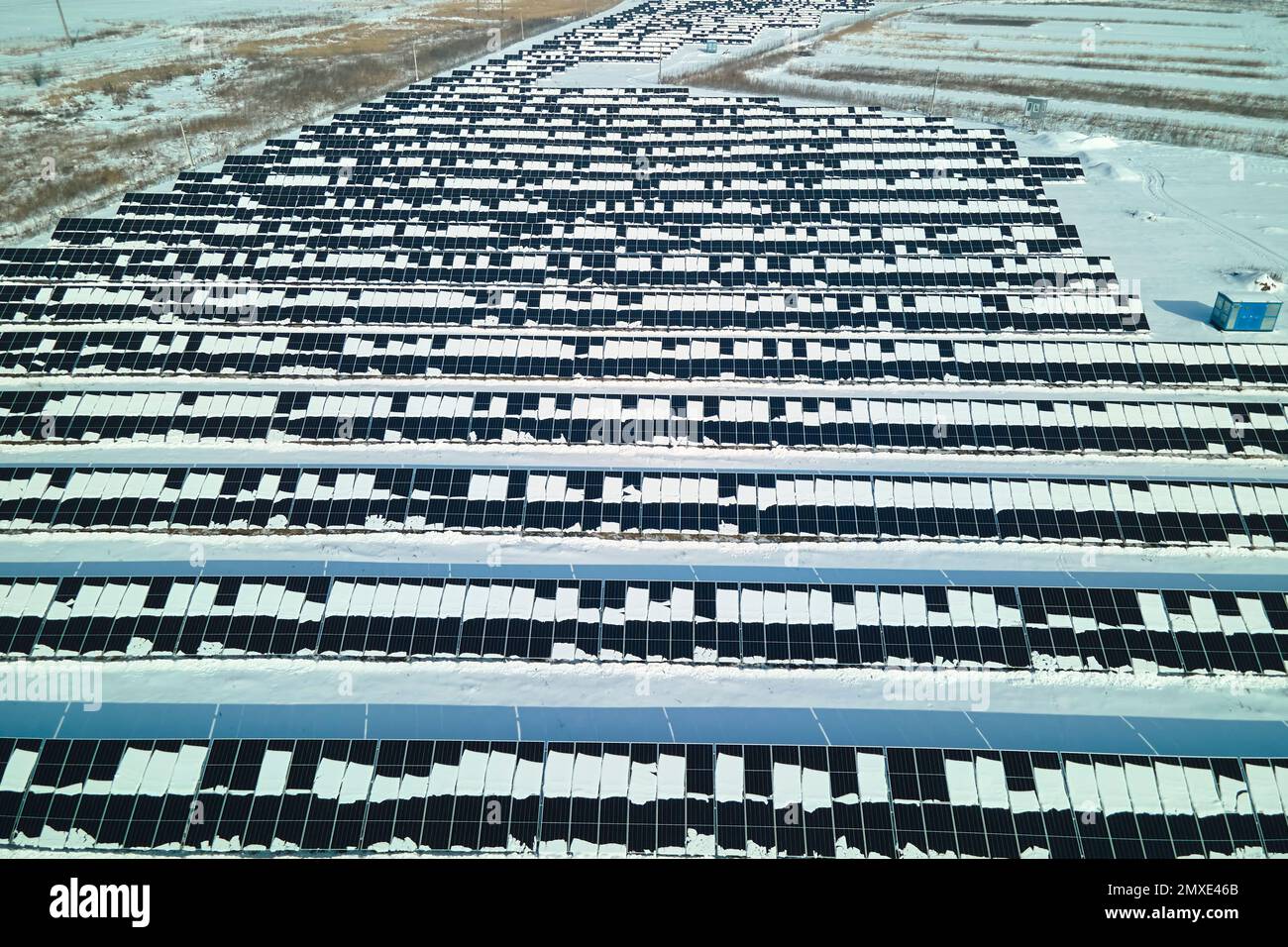Vue aérienne de la fonte de la neige à partir de panneaux photovoltaïques solaires couverts à une centrale électrique durable pour produire de l'énergie électrique propre. Faible Banque D'Images
