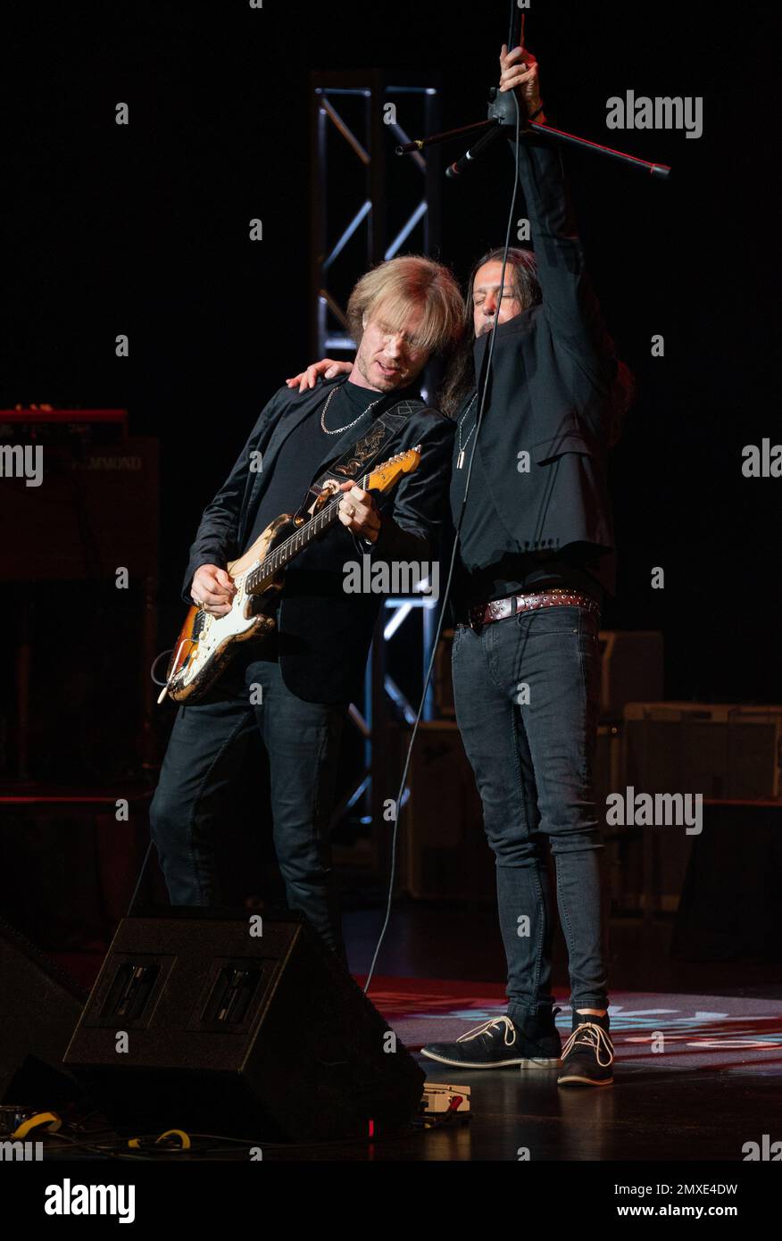 Fort Lauderdale, Floride, États-Unis. 02nd févr. 2023. Kenny Wayne Shepherd et Noah Hunt exécuter pendant les ennuis est… Visite anniversaire 25th au Broward Centre for the Performing Arts sur 2 février 2023 à fort Lauderdale, Floride. Crédit : Mpi140/Media Punch/Alamy Live News Banque D'Images