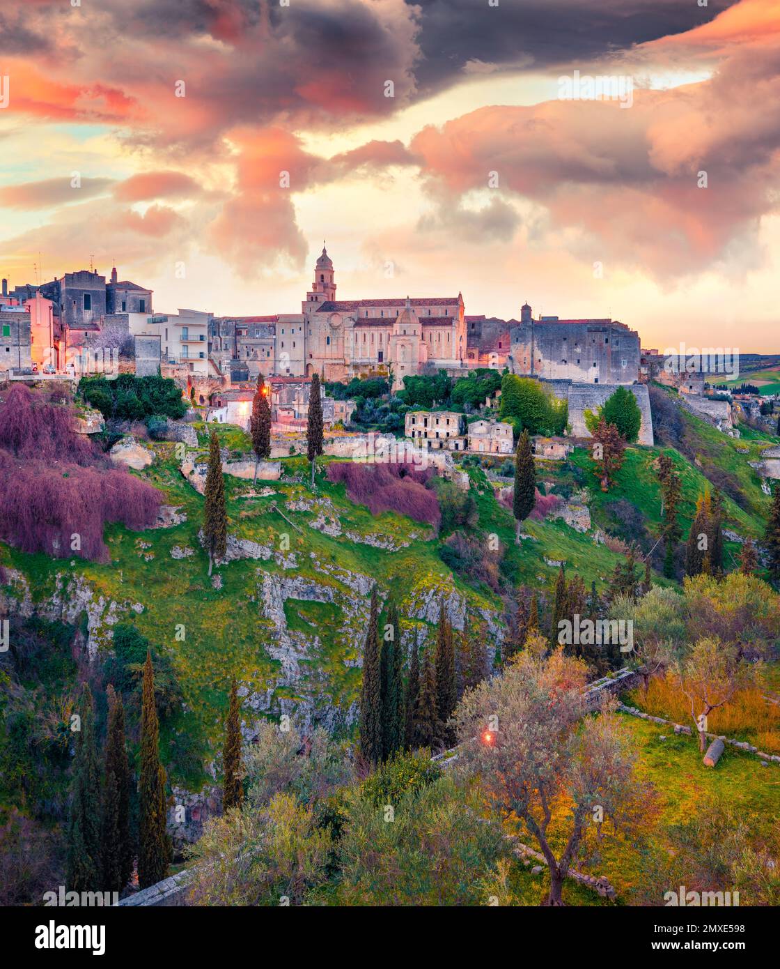 Сharm des anciennes villes d'Europe. Beau lever de soleil d'été sur Gravina à Puglia tovn. Magnifique paysage du matin d'Apulia, Italie, Europe. Co. De voyage Banque D'Images