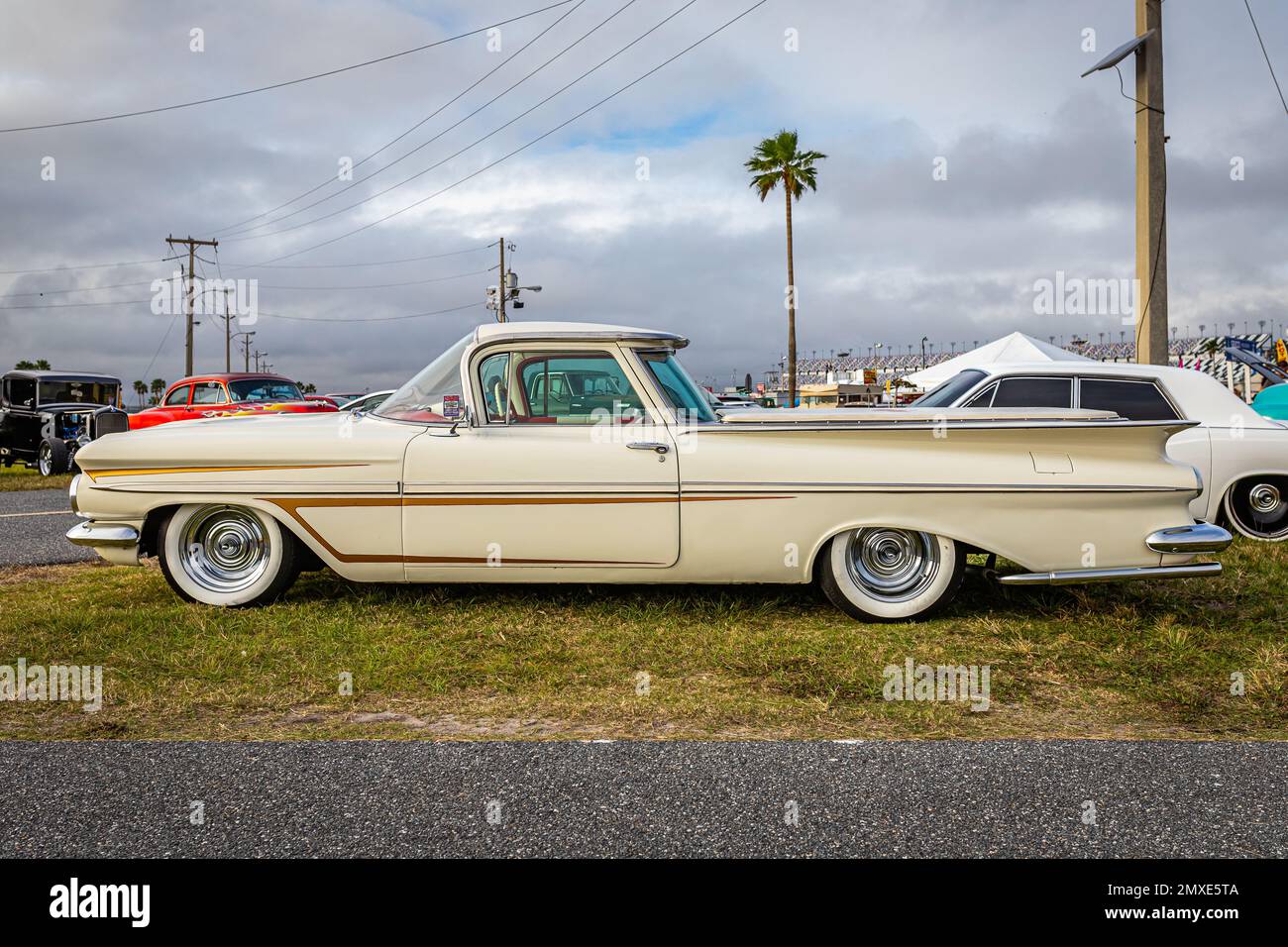 Daytona Beach, Floride - 26 novembre 2022 : vue latérale à faible perspective d'un pick-up El Camino 1959 de Chevrolet à un salon de voiture local. Banque D'Images