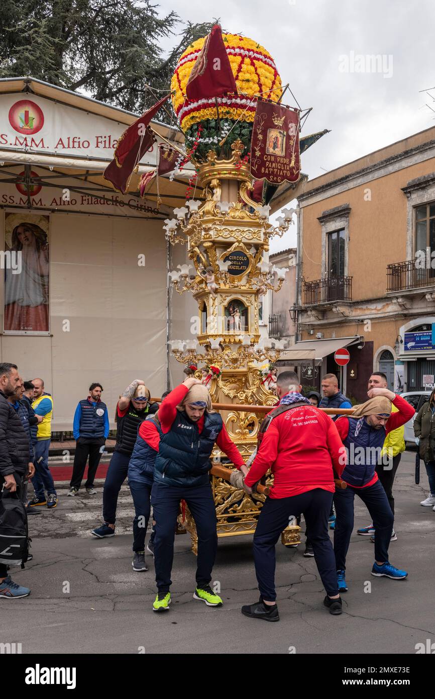 À Trecastagni, en Sicile, début mai, les 'candelore' sont transportés dans les rues escarpées pour commémorer le martyre de Saint Alfio et de ses frères Banque D'Images
