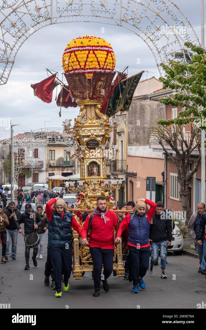 À Trecastagni, en Sicile, début mai, les 'candelore' sont transportés dans les rues escarpées pour commémorer le martyre de Saint Alfio et de ses frères Banque D'Images