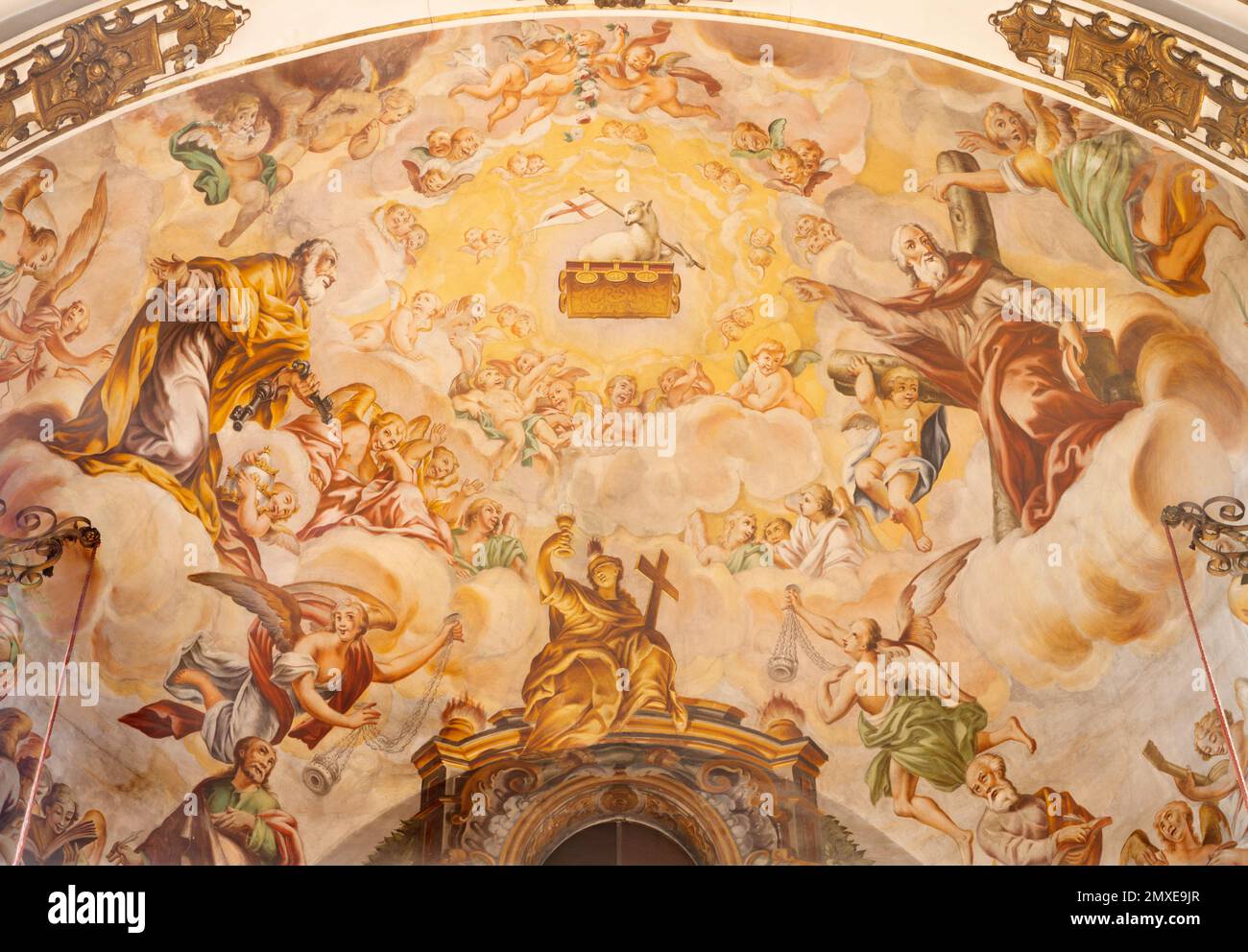 VALENCIA, ESPAGNE - 16 FÉVRIER 2022 : la fresque baroque avec Agneau de Dieu, Saint. Pierre et André dans l'église San Juan de la Cruz par Vicente Victoria Banque D'Images