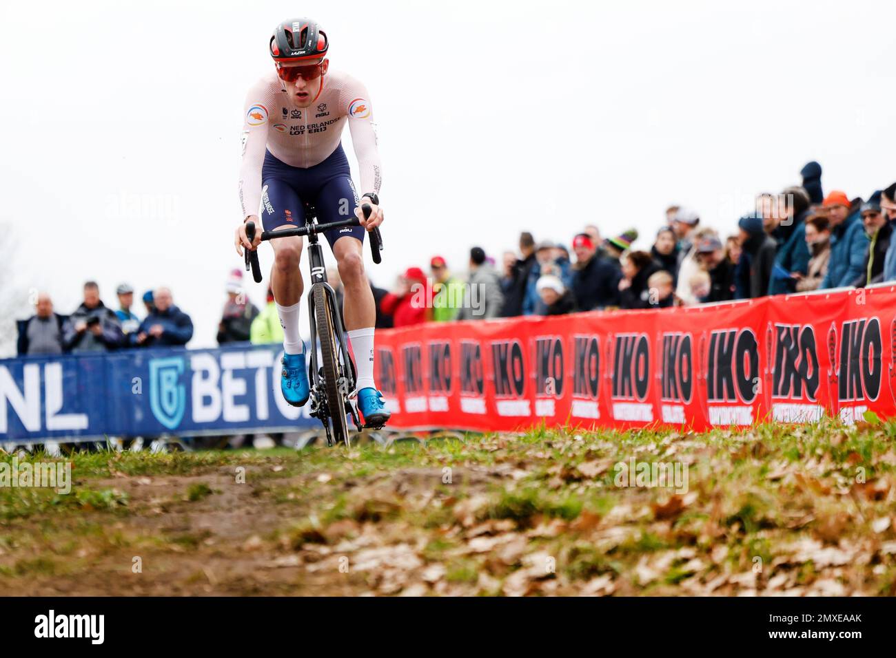 HOOGERHEIDE - Ryan Kamp en action pendant la partie relais de l'équipe des Championnats du monde de Cyclocross. ANP BAS CZERWINSKI Banque D'Images