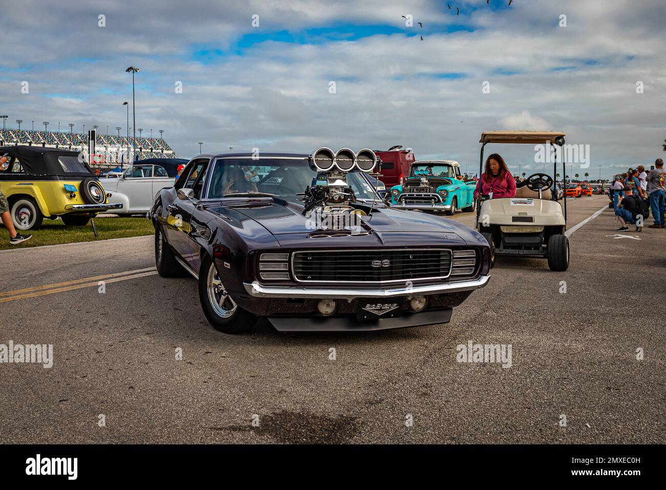 Daytona Beach, FL - 26 novembre 2022 : vue panoramique d'une Camaro RS/SS 1969 de Chevrolet personnalisée lors d'un salon automobile local. Banque D'Images
