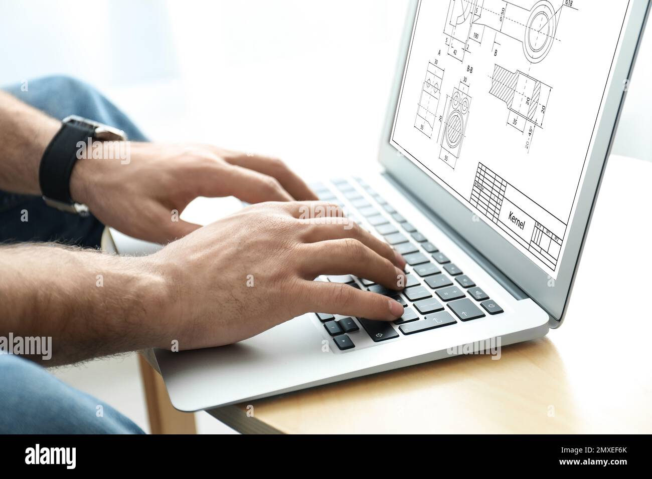 Ingénieur travaillant avec le dessin technique sur ordinateur portable à la table, gros plan Banque D'Images