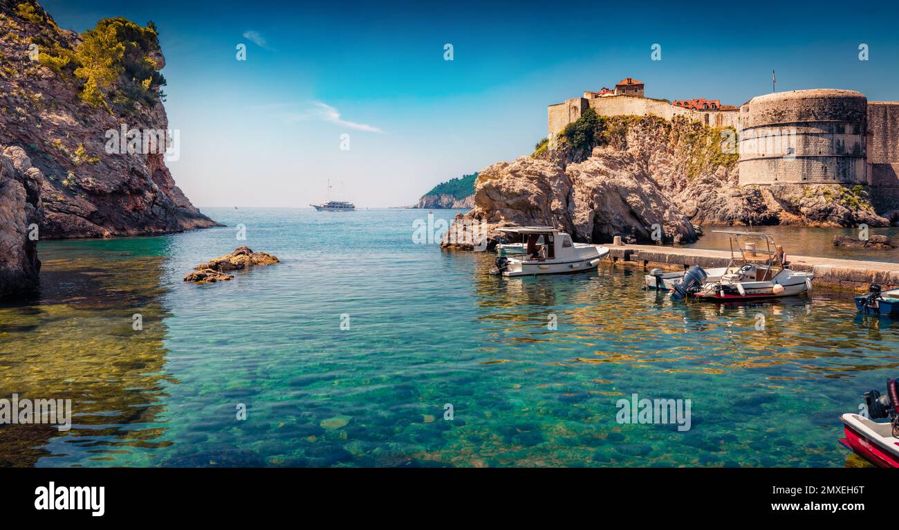 Сharm des anciennes villes d'Europe. Vue ensoleillée le matin sur le célèbre fort Bokar dans la ville de Dubrovnik. Pittoresque paysage marin d'été de la mer Adriatique, Croa Banque D'Images